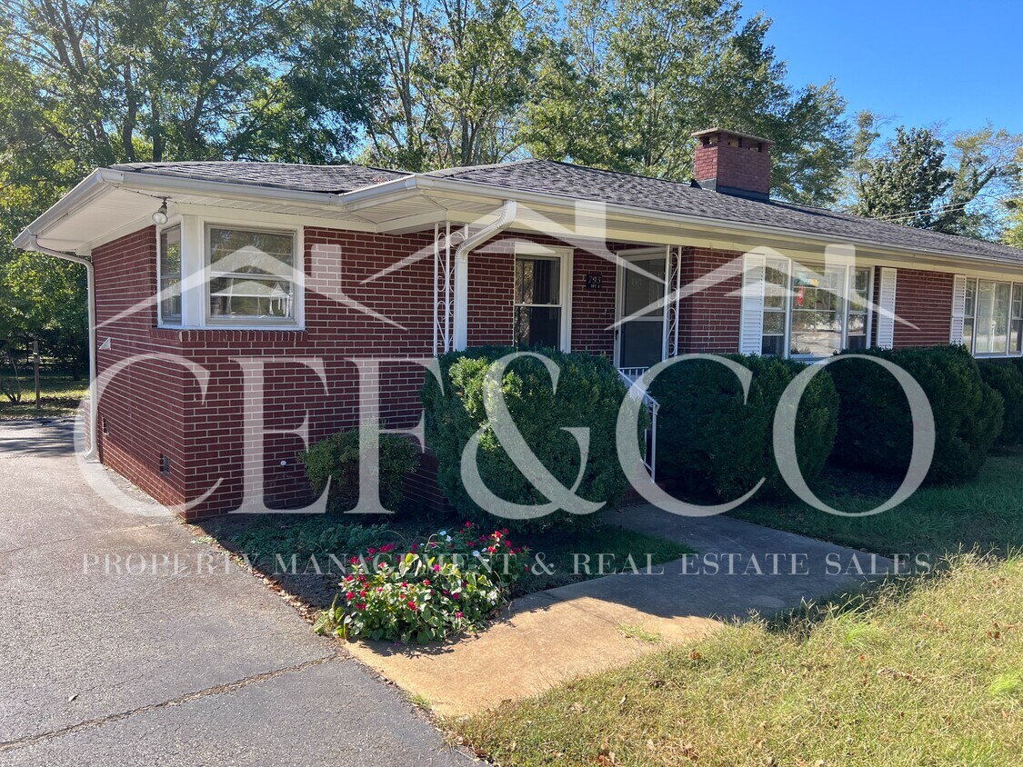 Foto principal - 793 John B White SR Blvd
