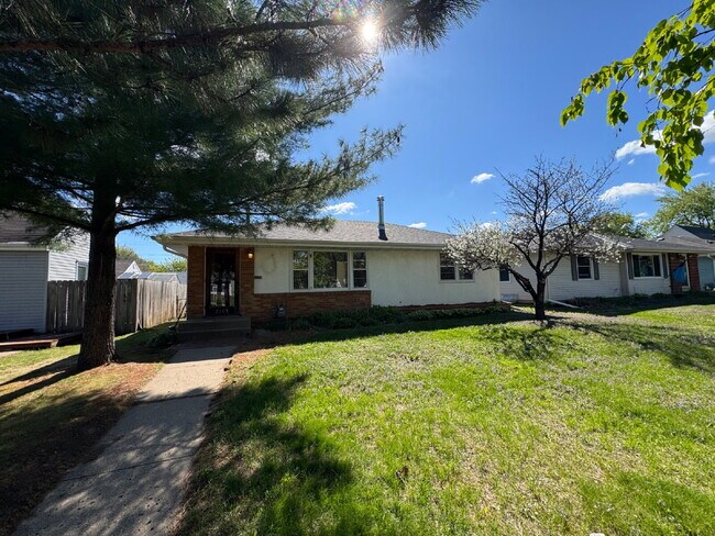 Foto del edificio - Charming 3-Bed Oasis with Fireplace & Finished Basement in Richfield!