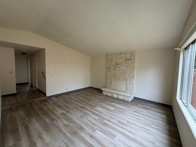 Foto del edificio - 3 Bedroom, 2 Bath Single Family Home in Cal Young/Gilham Neighborhood