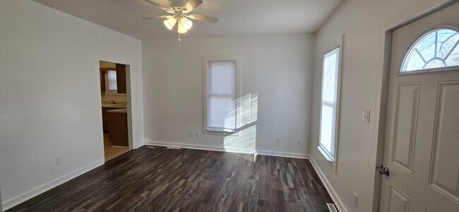 Foto del edificio - Remodeled 2 bedroom with Garage & small fe...