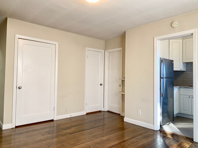 Foto del edificio - 701 Rollins Rd