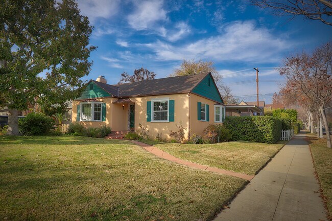 Building Photo - 2415 Las Lunas St