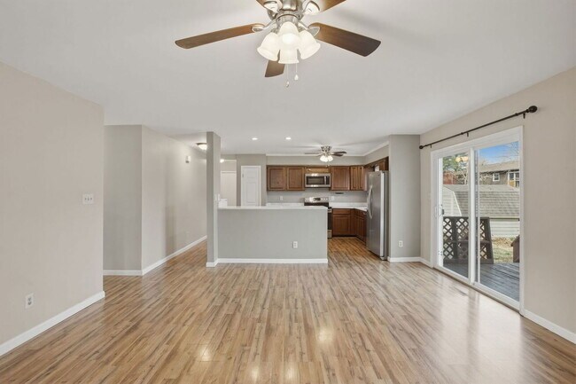 Foto del edificio - 21580 Columbia St