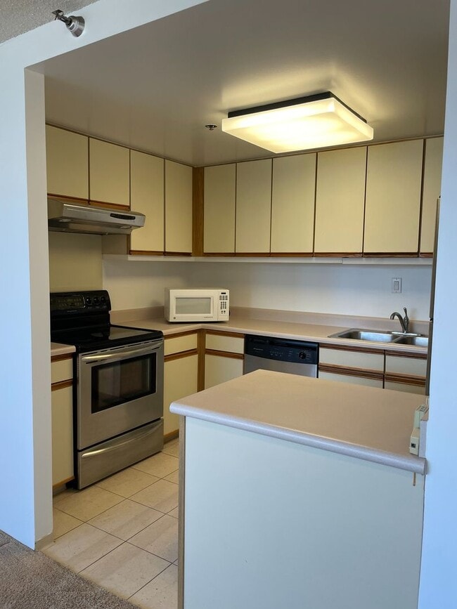 Building Photo - 1 Bedroom 1 Bathroom 1 Parking in Kaka'ako