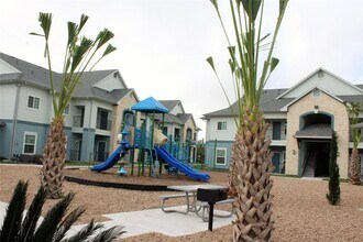 Building Photo - 711 Glenoak Dr