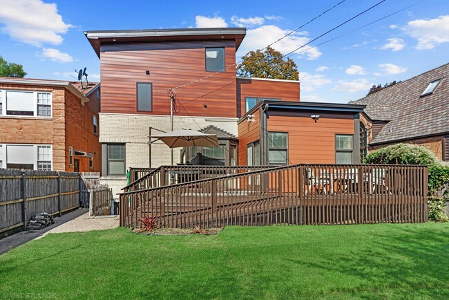Building Photo - 5915 N Forest Glen Ave