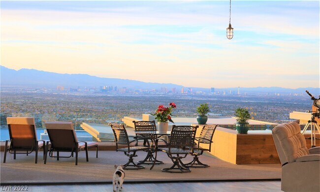 Foto del edificio - 665 Falcon Cliff Ct