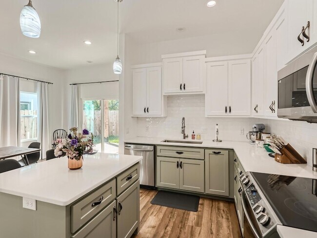 Foto del edificio - 644 Cypress Ln