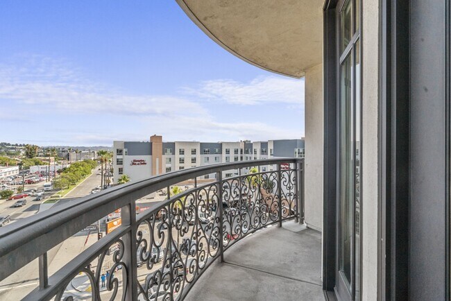 Building Photo - 560 Caruso Ave
