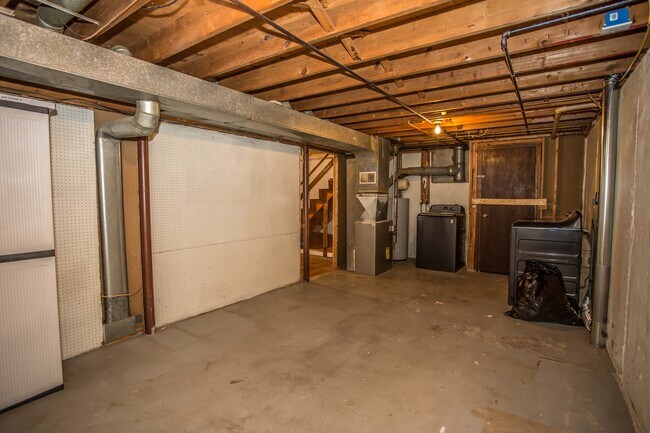 Building Photo - 183 Flagstone Dr
