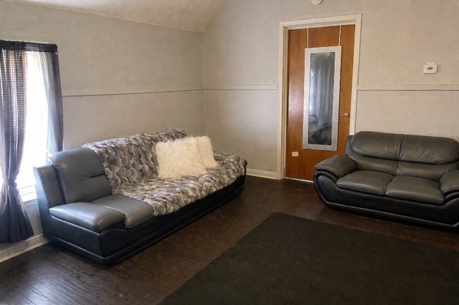 Building Photo - 743 7th St NW