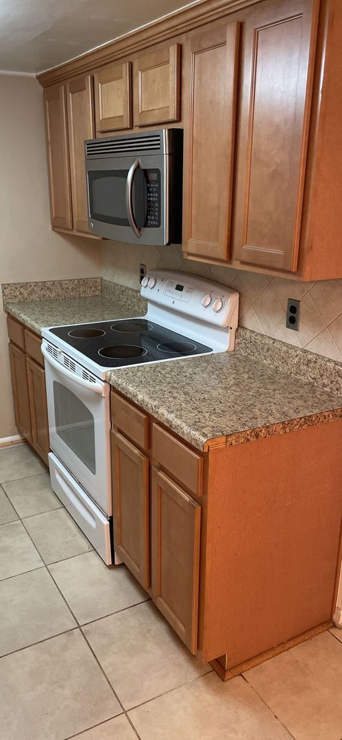 Building Photo - 2 Bedroom 1.5 Bath Townhome