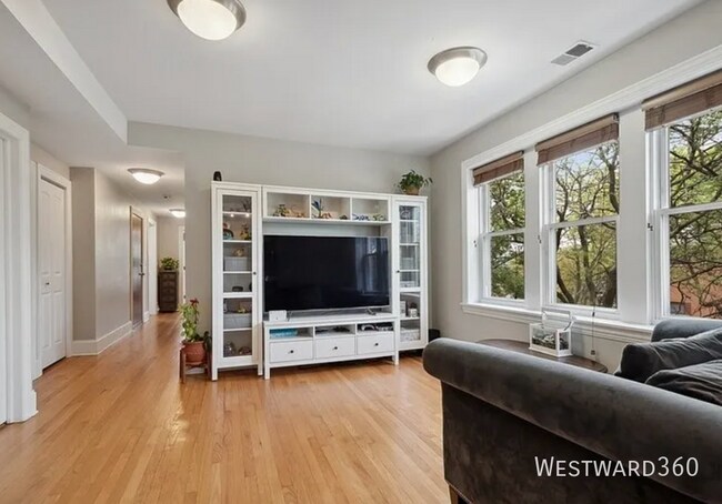 Building Photo - 2656 W Lunt Ave