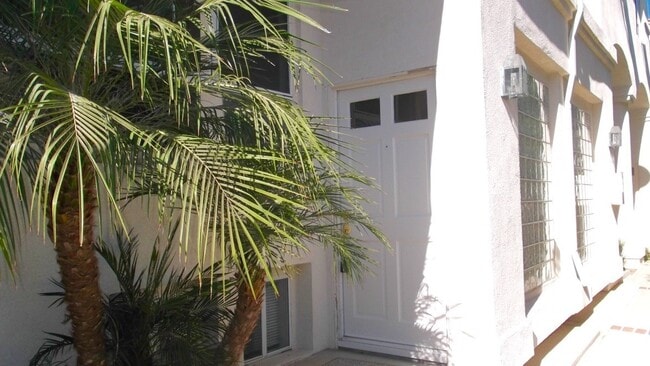 Building Photo - Stunning Updated & Spacious 3-Level Townho...