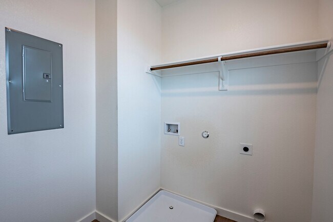 Building Photo - AVAILABLE NOW! GORGEOUS 2 BEDROOM FOUR PLE...