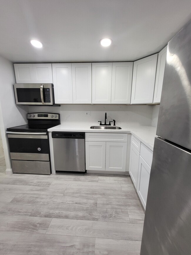Photo - 8000 Fairview Dr (Tamarac, FL) Apartment