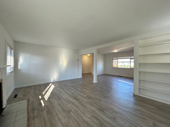 Building Photo - Can't Miss Home Near KVH