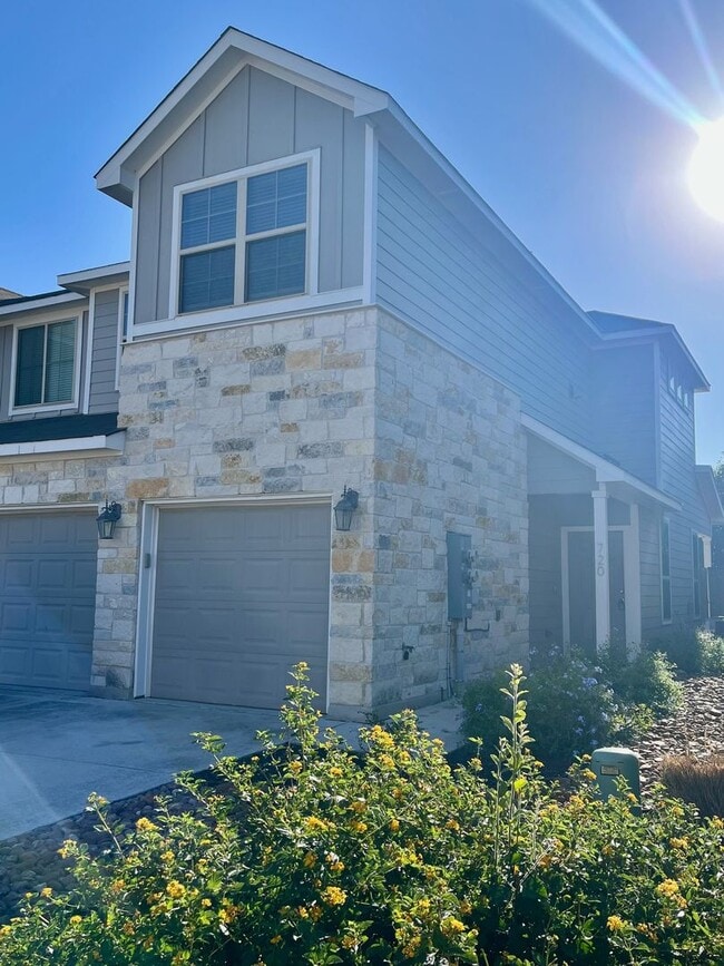 Foto del edificio - Fabulous Townhome in New Braunfels 3/2.5 ~ Minutes from Gruene ~ Move in Ready!