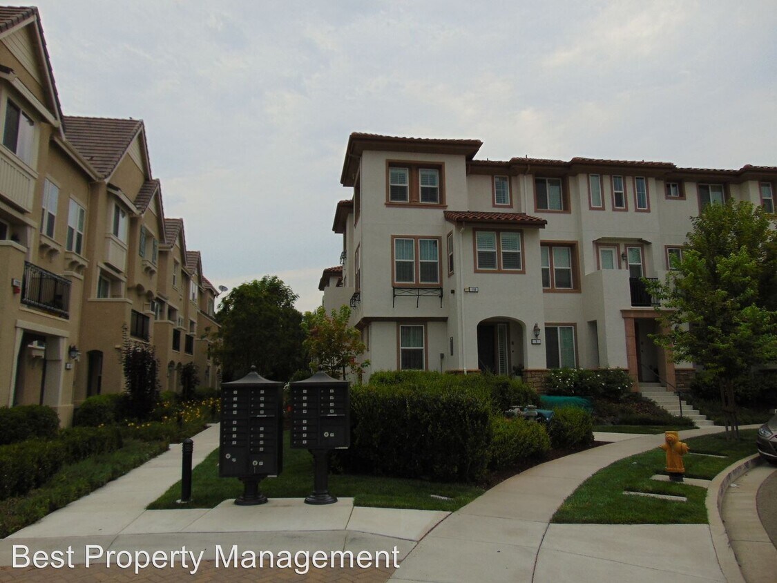 2 br, 2.5 bath House 118 Selby Ln Unit 5 House Rental in Livermore, CA