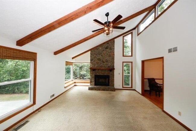 Building Photo - 930 Mountain Top Dr NE