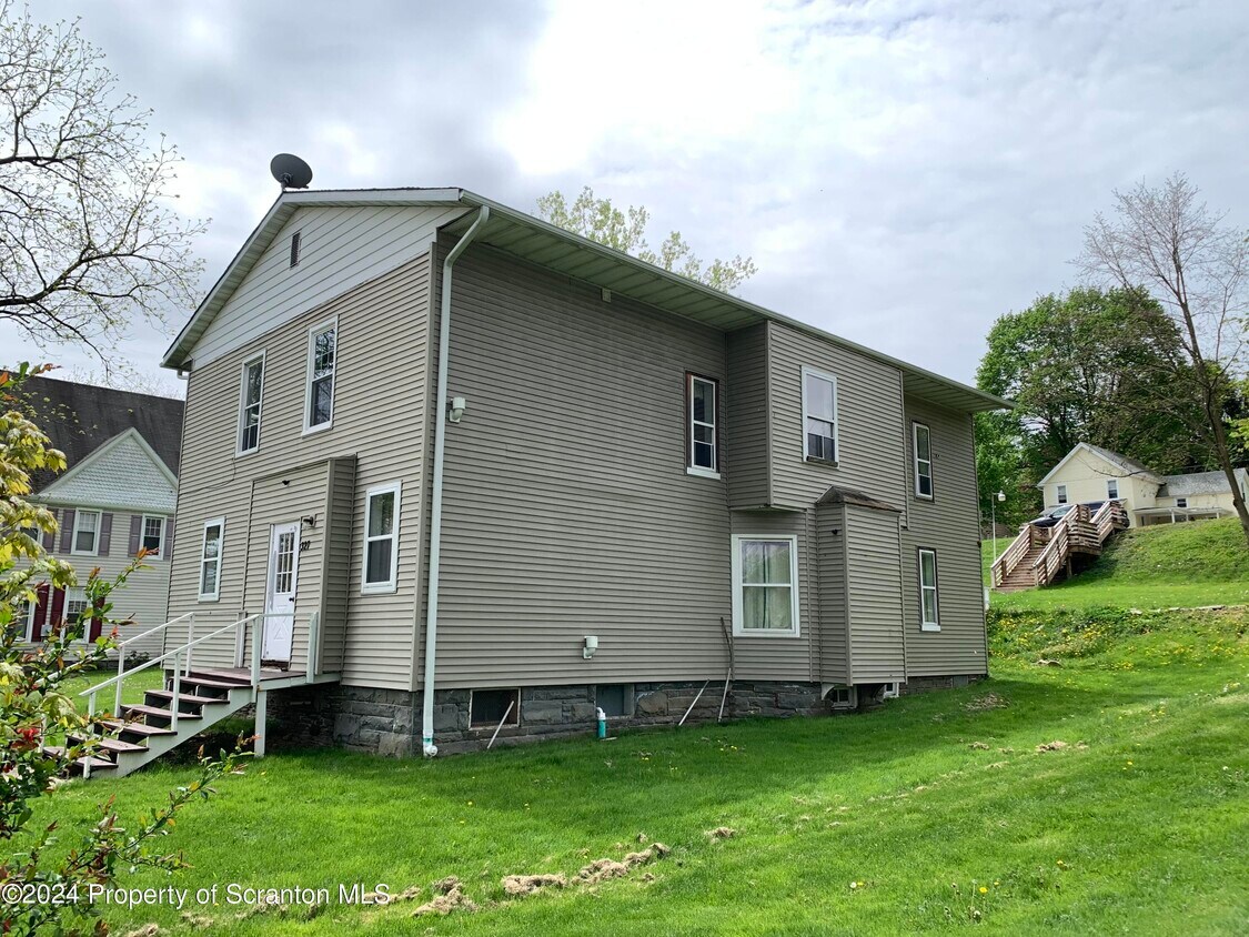 Primary Photo - 327 York Ave