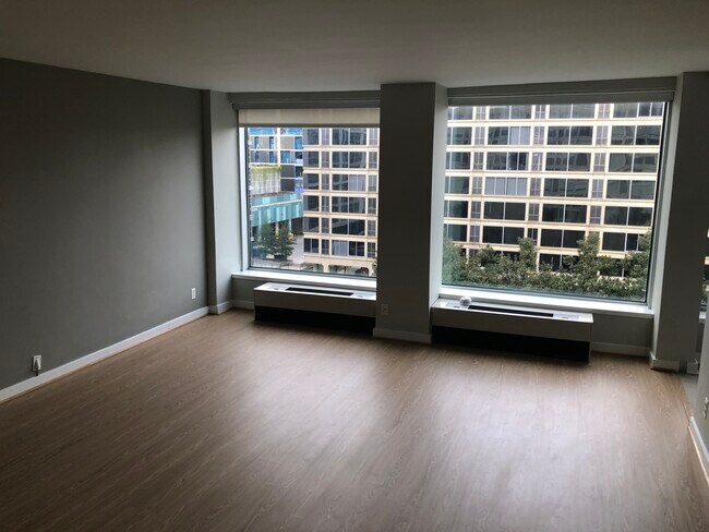 Sala de estar con grandes ventanas - 1101 3rd St SW