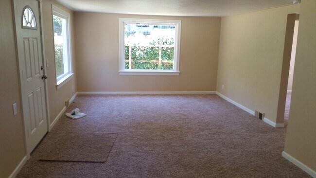 Building Photo - RAMBLER HOME WITH GAS HEAT