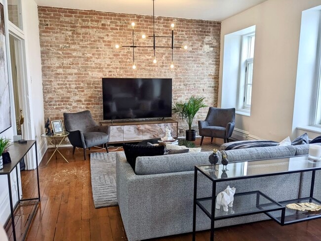 Building Photo - 375 Rue Saint-Paul E