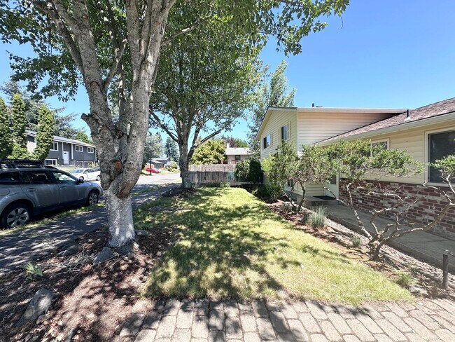 Building Photo - Newly Remodeled 4 Bed, 2.5 Bath with a Spa...