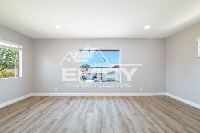 Building Photo - Recently Remodeled 4 Bed 2 Bath Single Hom...