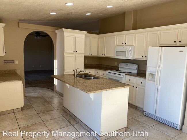 Building Photo - 3 br, 2 bath House - 824 Crystal Dr