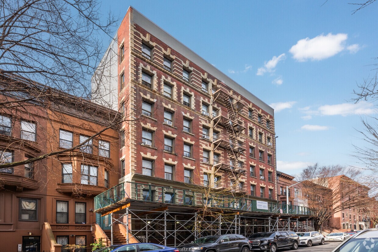 Building Photo - 218 W 112th St