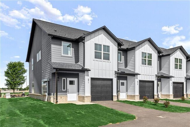 Building Photo - 525 W Pickens Rd