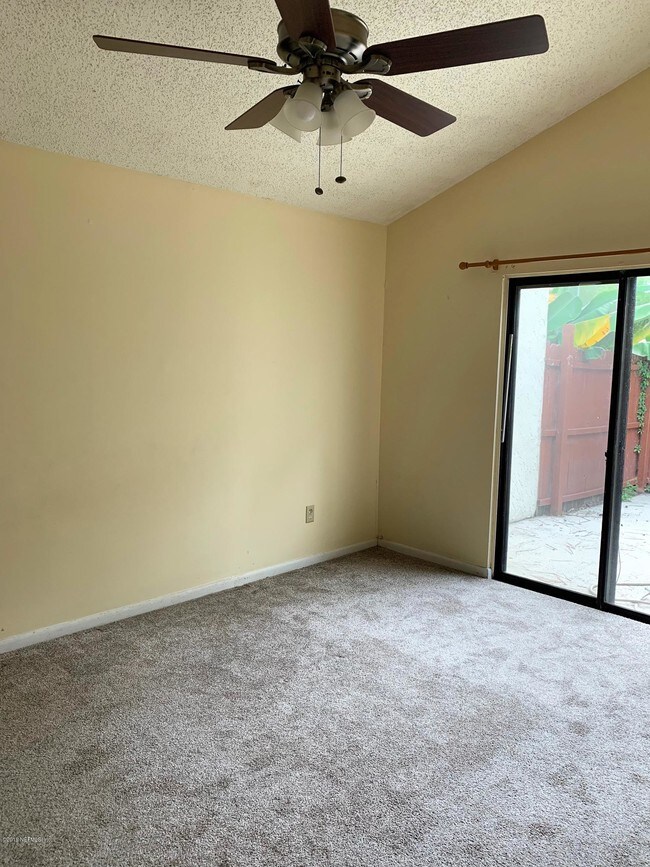 Foto del edificio - 2527 Whispering Woods Blvd