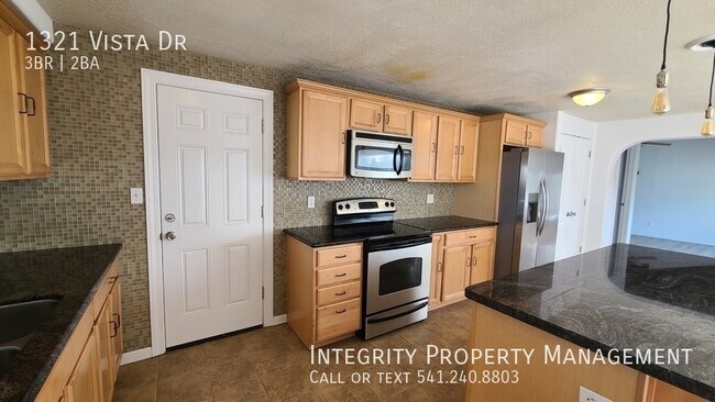 Building Photo - 1321 Vista Dr