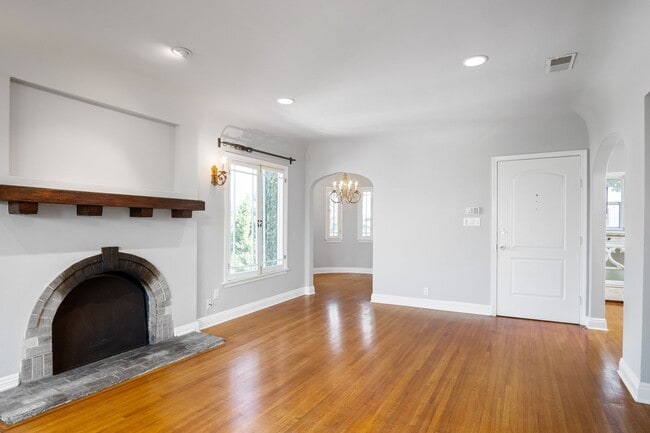 Building Photo - 4810-4810 Dockweiler St