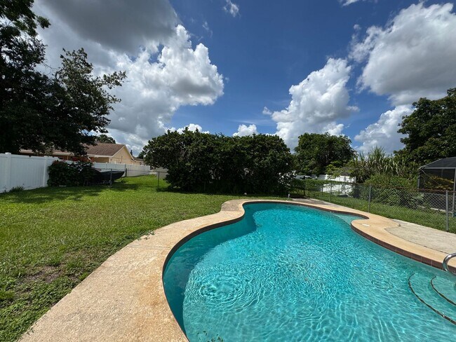 Building Photo - Beautiful 3/2 East Orlando Pool Home!