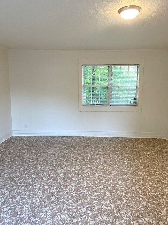 Building Photo - 2046B Grand St, Beaumont, TX 77703