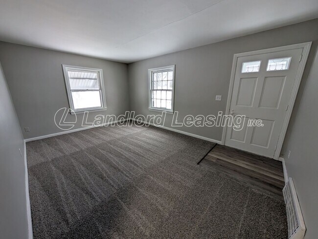 Foto del edificio - Well-Maintained Cape Cod with Garage on Corner Lot