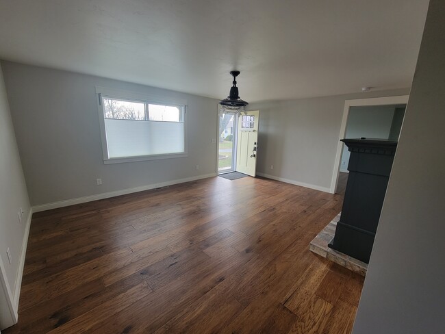 Building Photo - 3850 Parkview Ct
