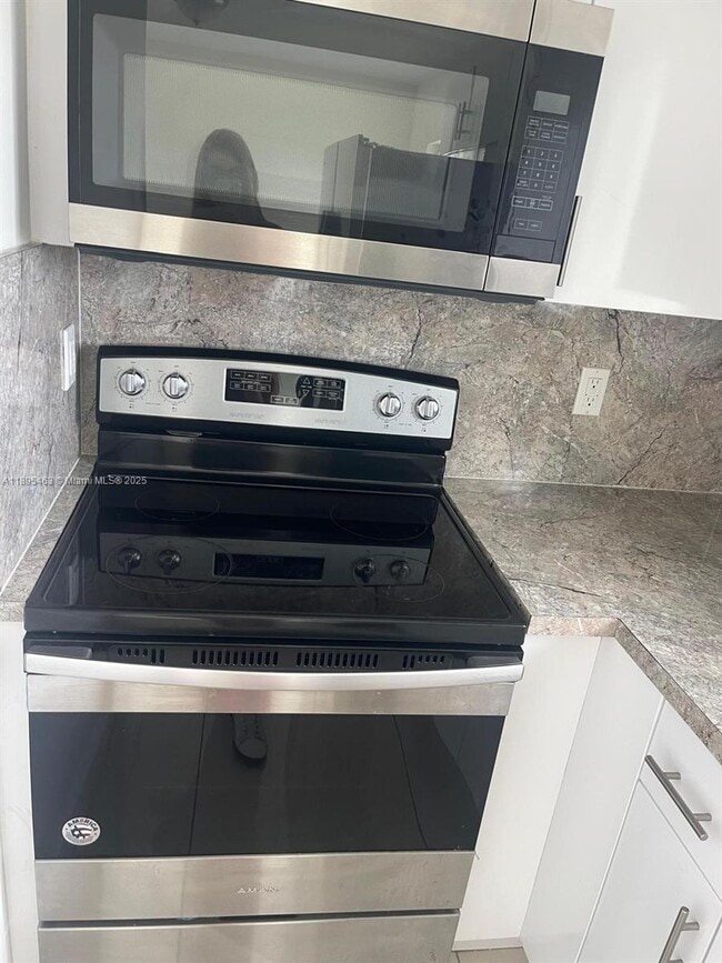 Building Photo - 3 bedroom in Miami FL 33142