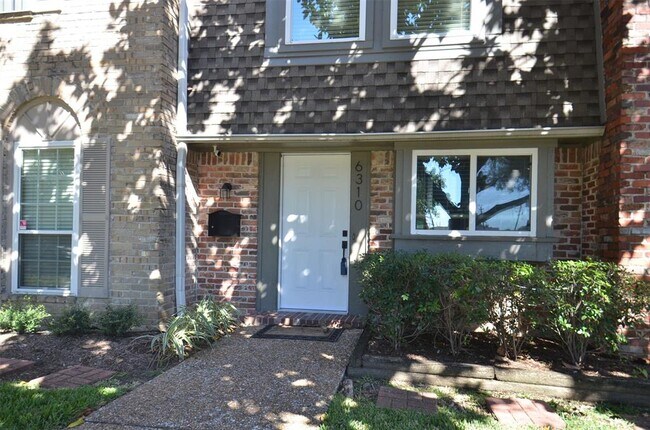 Foto del edificio - 6310 Chevy Chase Dr