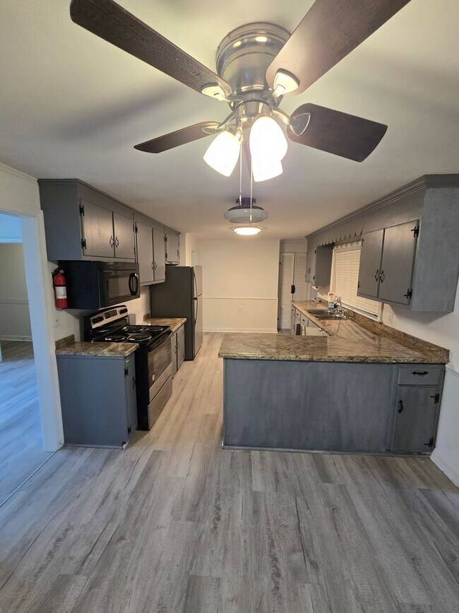 Building Photo - 4 bedroom house in Hopewell