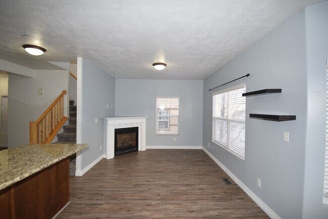 Building Photo - 3 Bedroom 3 Bath Townhome in Sun Crest!!!