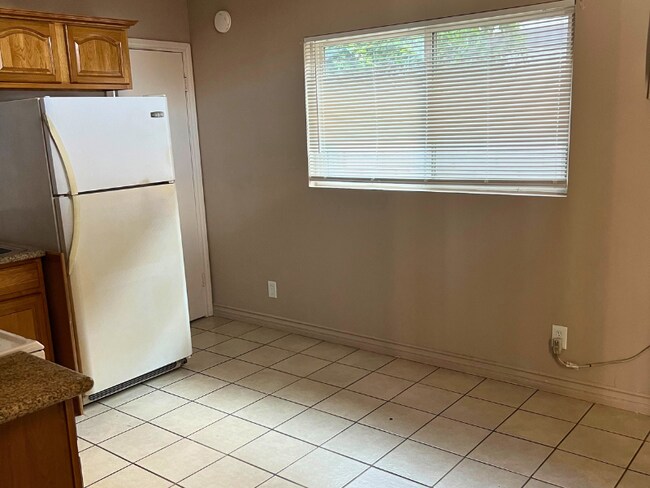 Building Photo - Renovated Studio Apartment Right Off Route 66