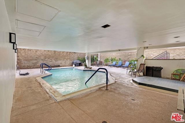 Building Photo - 321 N Oakhurst Dr