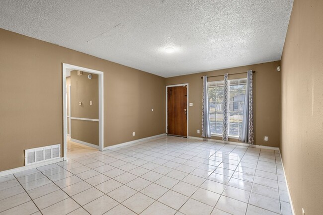 Building Photo - 9407 N Creek Dr