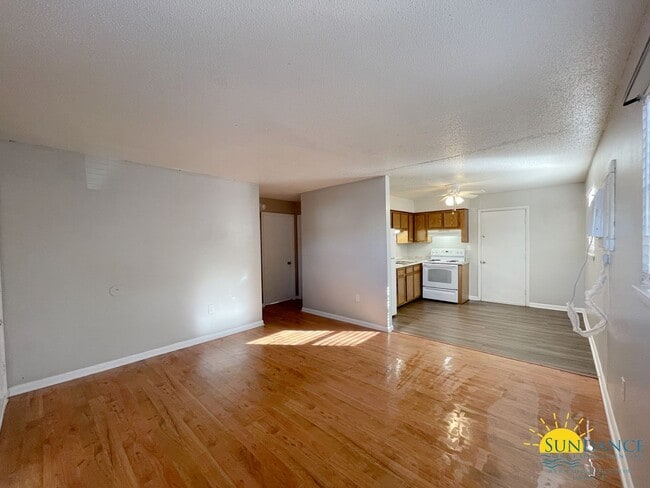 Building Photo - Quaint 2 Bedroom Unit in Fort Walton Beach!