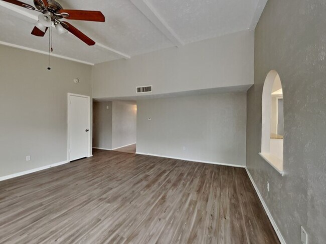 Building Photo - Charming 3/2 Home!