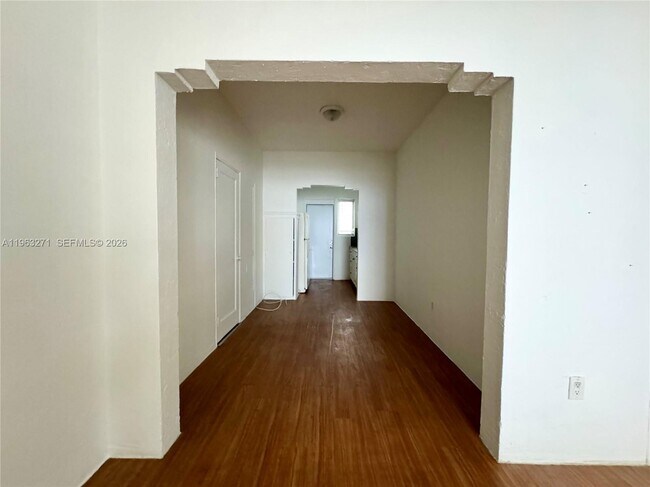 Foto del edificio - 6830 Harding Ave